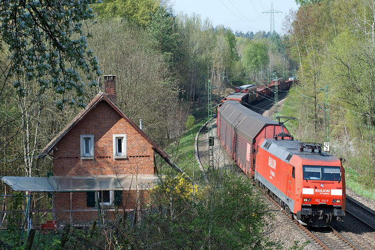 152 113 mit FZ 56164 bei km 19,2 (April 2011)