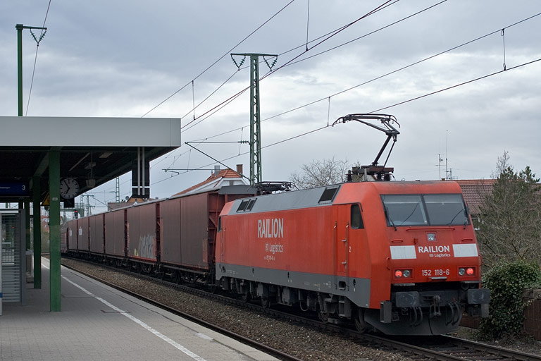 152 118 mit CSQ 60084 bei km 16,8 (April 2011)