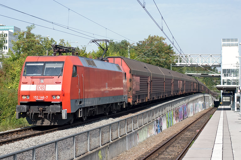 152 146 mit FZ 56165 bei km 14,2 (August 2011)