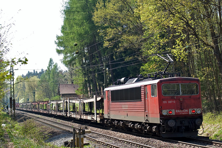 155 087 mit FZT 56189 bei km 18,0 (April 2011)
