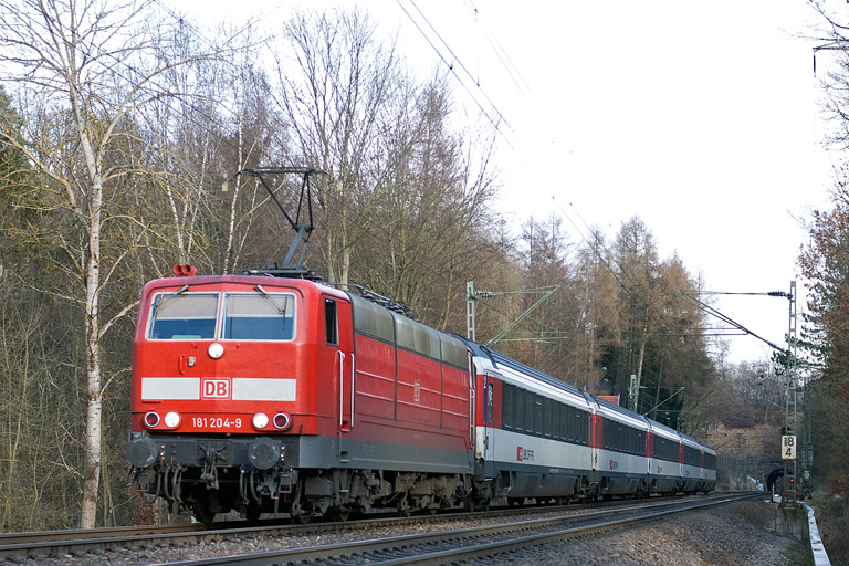 181 204 mit IC 187 bei km 18,4 (Dezember 2011)