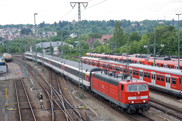 181 204 mit IC 280 bei km 16,0 (Juni 2011)