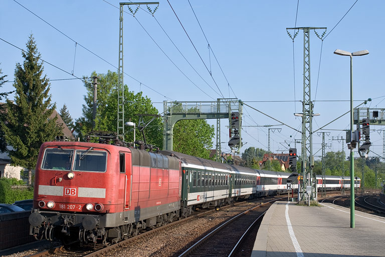 181 207 mit IC 181 bei km 16,6 (April 2011)