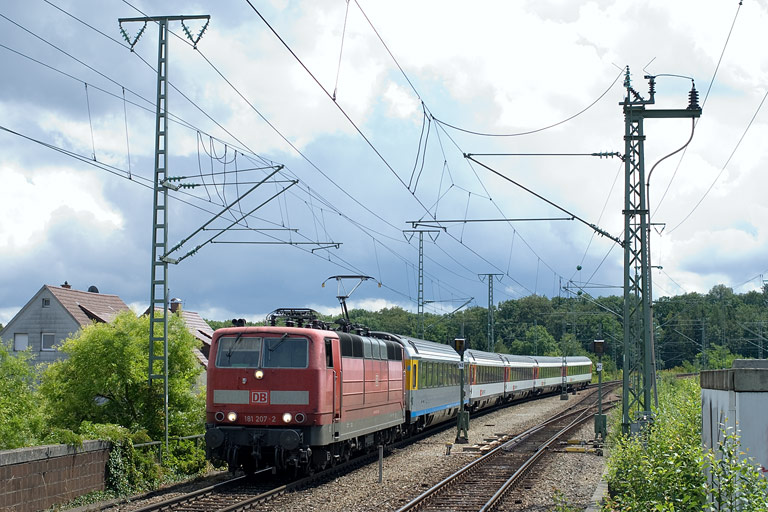 181 207 mit IC 280 bei km 16,8 (Juli 2011)