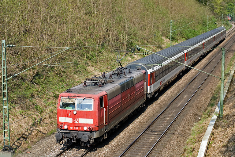 181 207 mit IC 281 bei km 19,0 (April 2011)