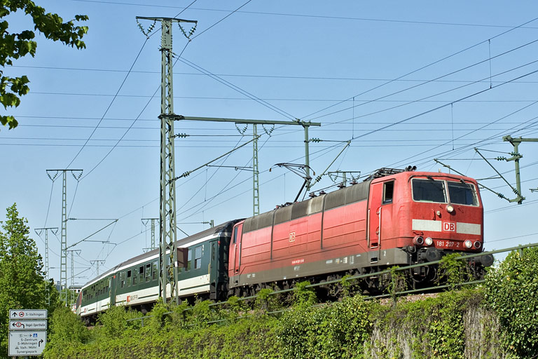 181 207 mit IC 281 bei km 16,4 (April 2011)