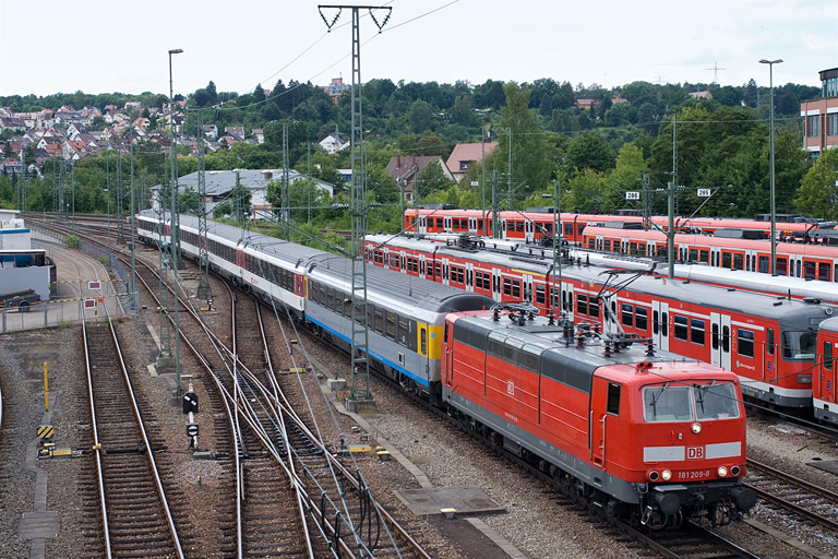 181 209 mit IC 280 bei km 16,0 (Juli 2011)