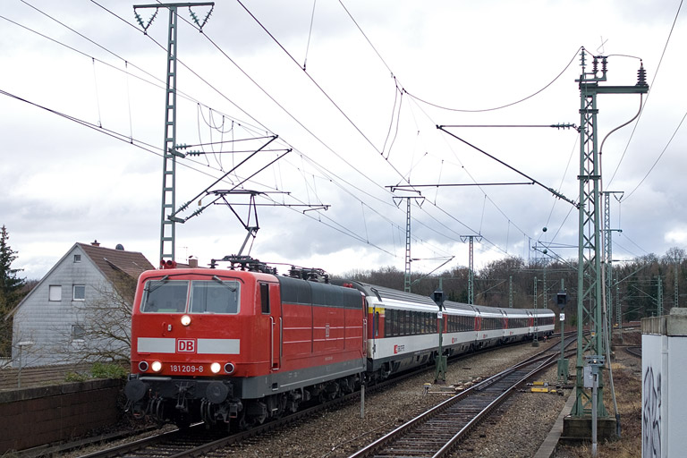 181 209 mit IC 280 bei km 16,8 (Dezember 2011)
