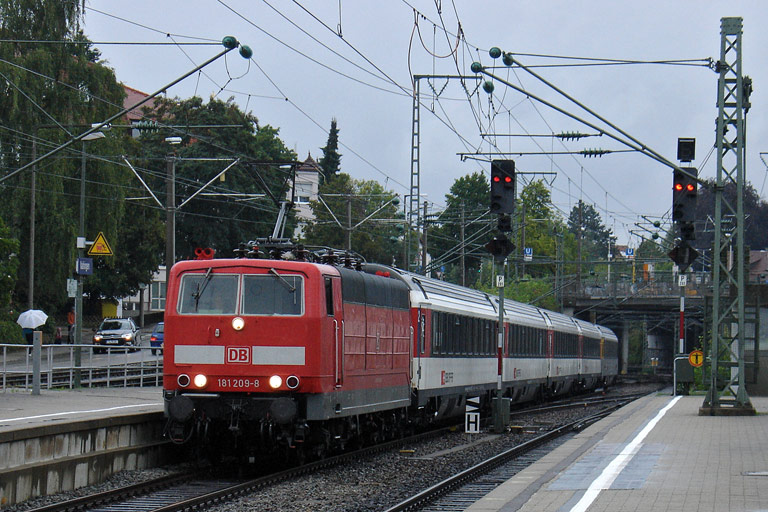 181 209 mit IC 281 bei km 15,6 (Juli 2011)