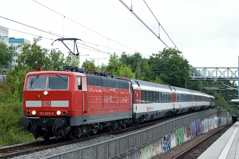 181 209 mit IC 281 bei km 14,2 (Juli 2011)
