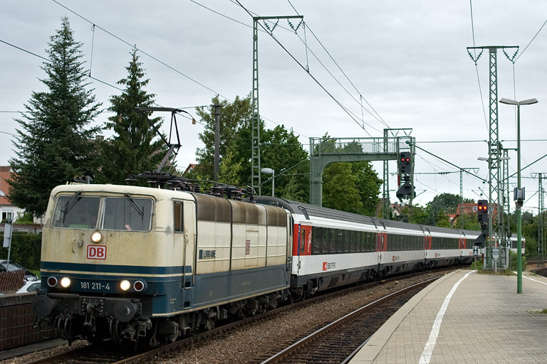 181 211 mit IC 181 bei km 16,6 (Juli 2011)