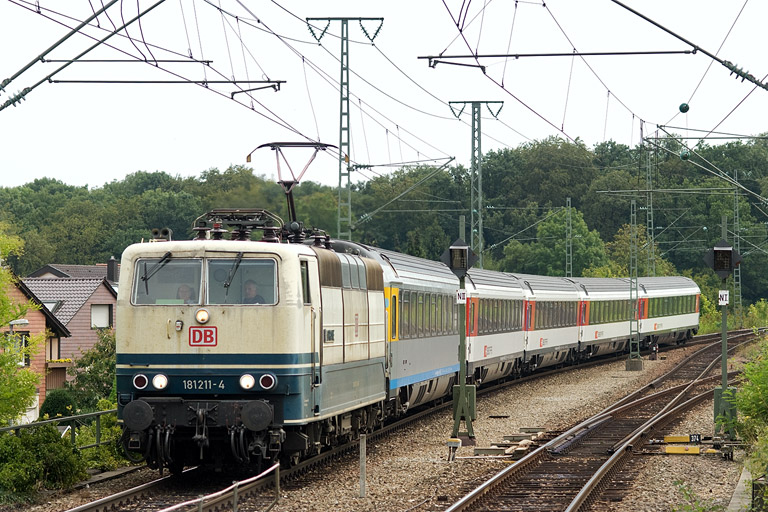 181 211 mit IC 280 bei km 16,8 (August 2011)