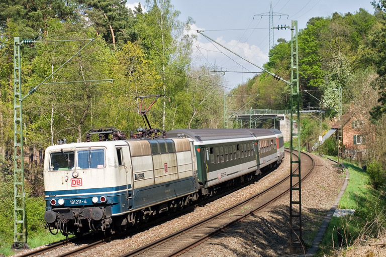 181 211 mit IC 281 bei km 19,2 (April 2011)
