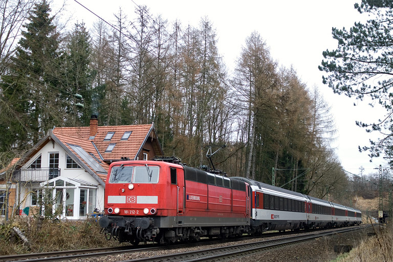 181 212 mit IC 185 bei km 18,2 (Dezember 2011)