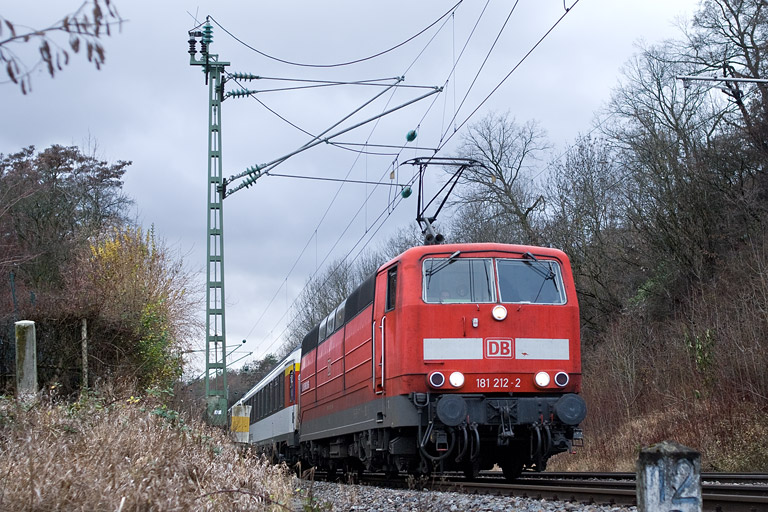 181 212 mit IC 280 bei km 12,8 (Dezember 2011)