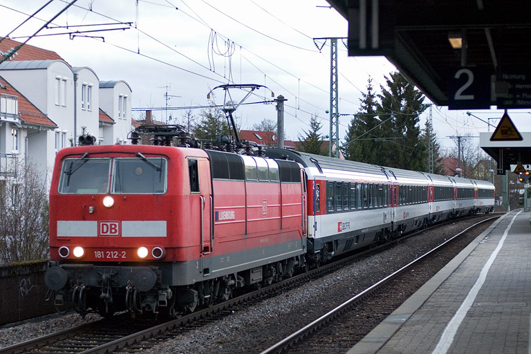 181 212 mit IC 281 bei km 16,8 (Dezember 2011)