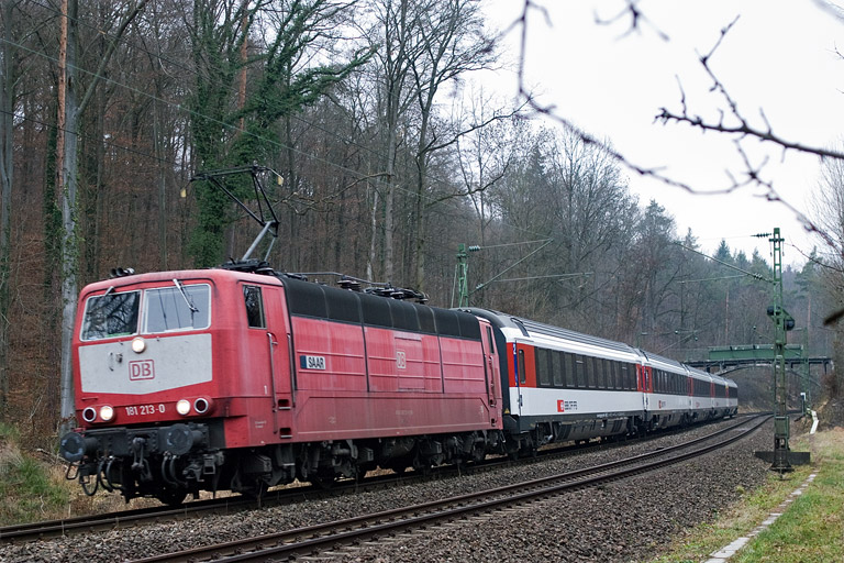181 213 mit IC 187 bei km 11,8 (Dezember 2011)