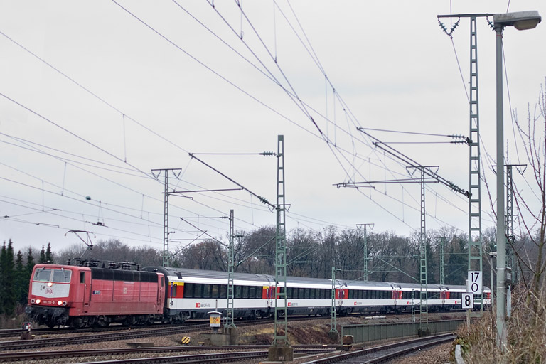 181 213 mit IC 280 bei km 17,0 (Dezember 2011)