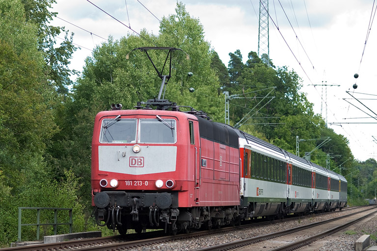 181 213 mit IC 281 bei km 22,2 (August 2011)