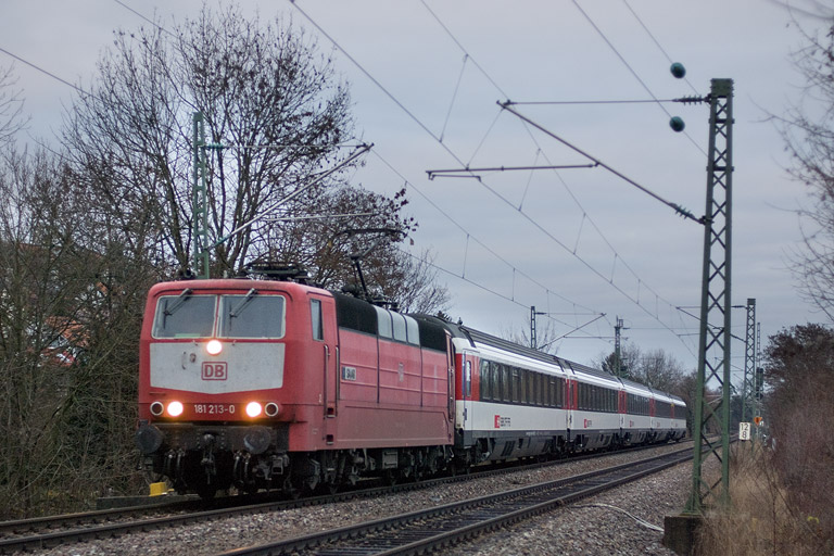 181 213 mit IC 281 bei km 12,8 (Dezember 2011)