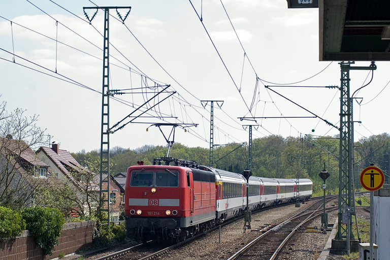 181 214 mit IC 280 bei km 16,8 (April 2011)