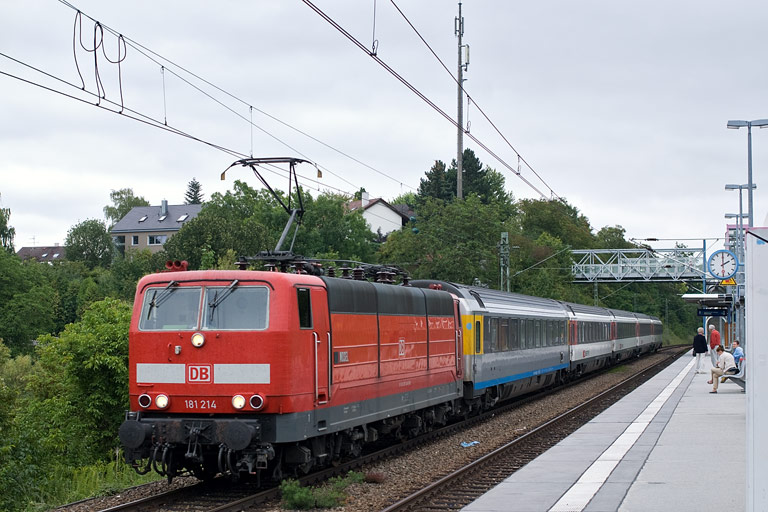 181 214 mit IC 280 bei km 14,2 (Juli 2011)