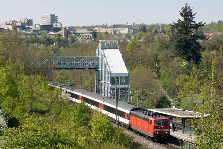 181 214 mit IC 281 bei km 14,2 (April 2011)