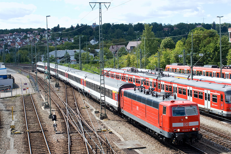 181 218 mit IC 280 bei km 16,0 (August 2011)