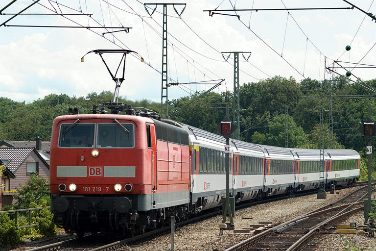 181 219 mit IC 280 bei km 16,8 (August 2011)