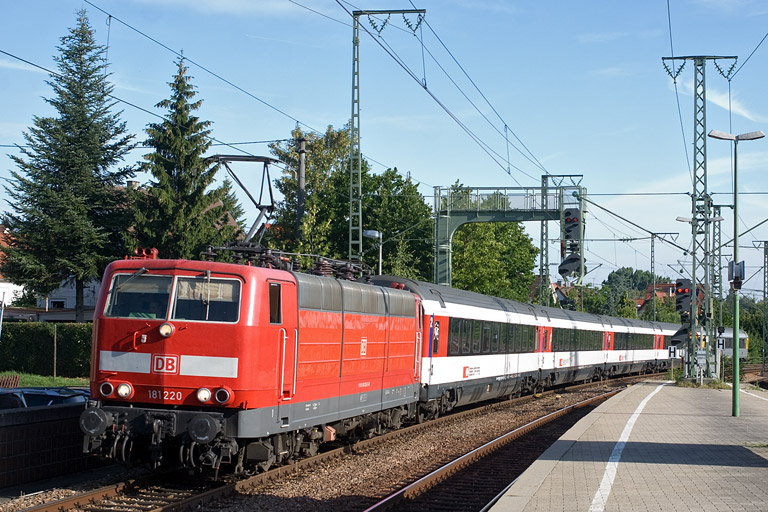 181 220 mit IC 181 bei km 16,6 (Juli 2011)