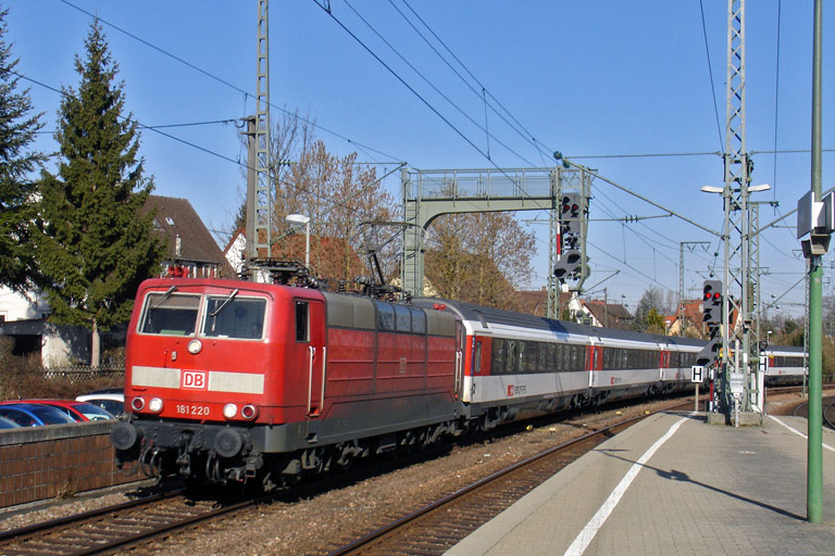 181 220 mit IC 183 bei km 16,8 (M&auml;rz 2011)