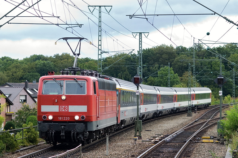 181 220 mit IC 280 bei km 16,8 (August 2011)