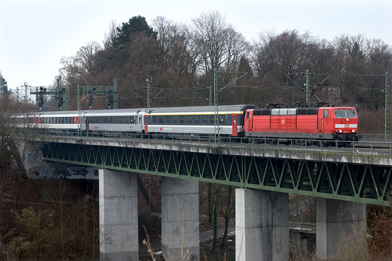 181 222 mit IC 280 bei km 14,6 (Januar 2011)