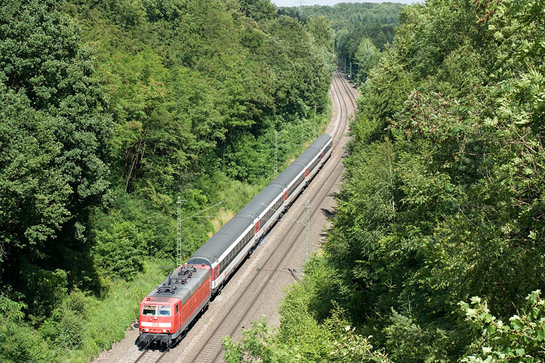 181 223 mit IC 281 bei km 20,4 (Juli 2011)