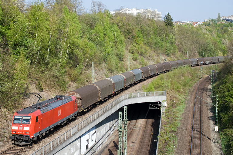 185 004 mit CS 49225 bei km 13,8 (April 2011)