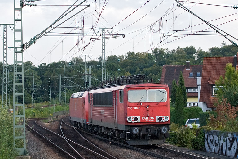 185 053 und 155 168 mit FZ 56181 bei km 16,8 (August 2011)