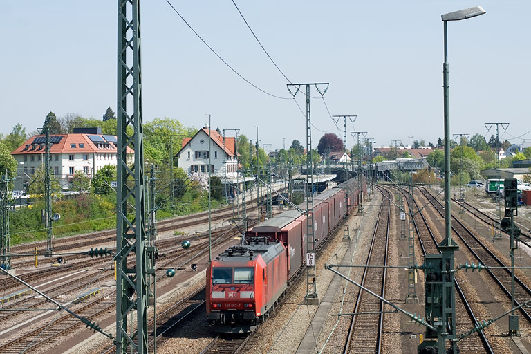 185 057 mit CSQ 60080 bei km 15,8 (April 2011)