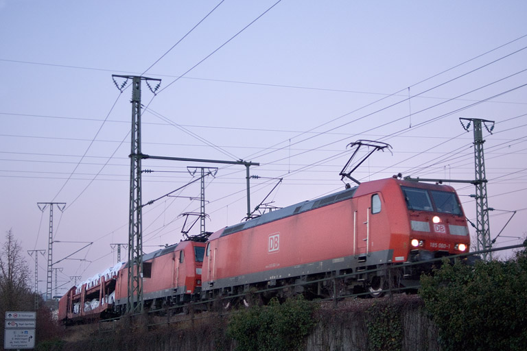 185 060 und 185 134 mit FE 44691 bei km 16,4 (November 2011)