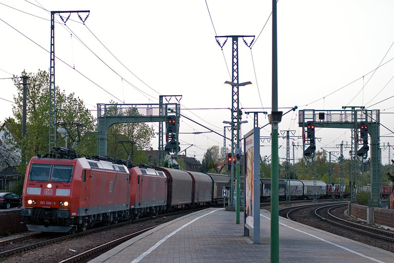 185 086 und 185 143 mit FZT 56185 bei km 16,8 (April 2011)