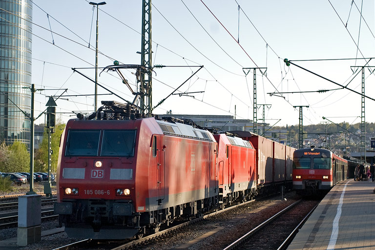 185 086 und 185 347 mit FZT 56166 bei km 15,6 (April 2011)