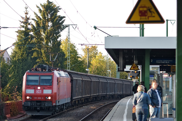 185 086 mit CS 49155 bei km 16,8 (Oktober 2011)