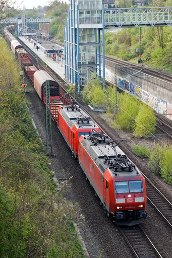 185 087 und 185 317 mit FE 44698 bei km 14,0 (April 2011)