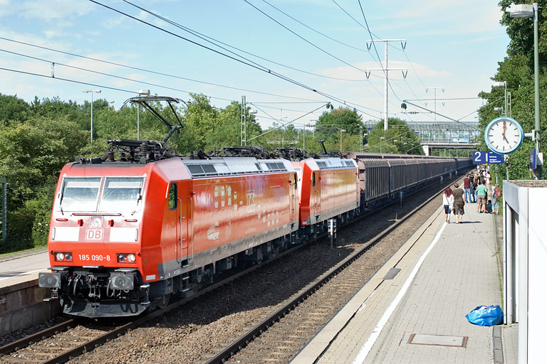 185 090 und 185 092 bei km 24,6 (Juli 2011)