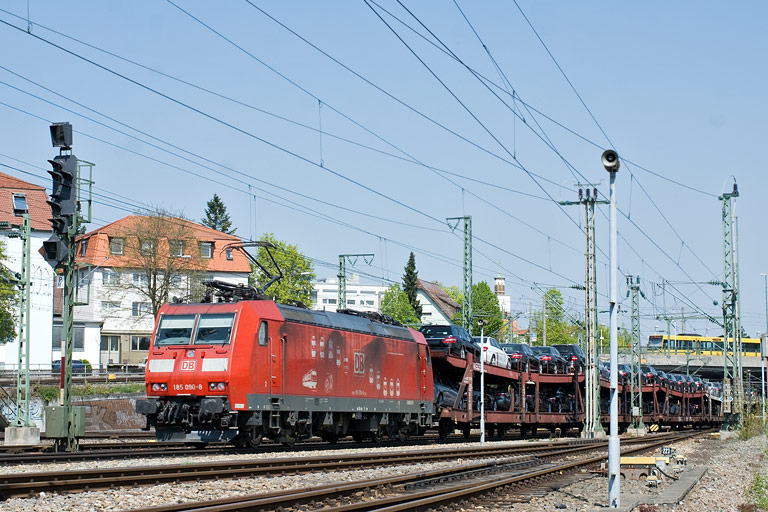 185 090 mit CFN 62480 bei km 15,4 (April 2011)