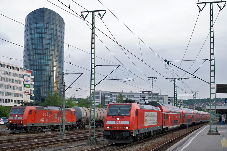 185 090 und 146 201 mit RE 81452 bei km 15,6 (Mai 2011)