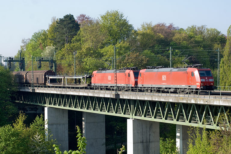 185 092 und 185 131 mit FE 44698 bei km 14,6 (April 2011)