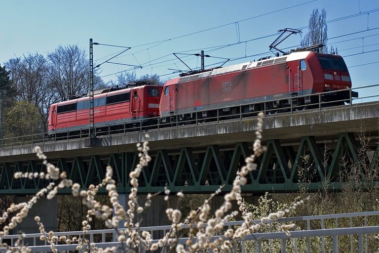 185 093 und 151 136 bei km 14,6 (April 2011)