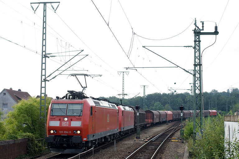 185 094 und 185 049 mit FE 44698 bei km 16,8 (August 2011)