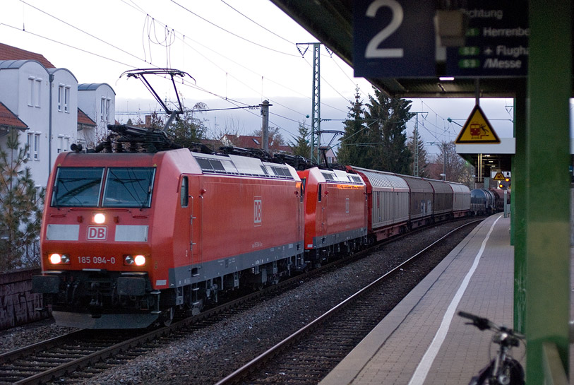 185 094 und 185 138 mit FE 44691 bei km 16,8 (November 2011)