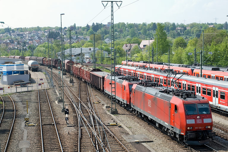 185 120 und 185 088 mit FE 44696 bei km 16,0 (April 2011)
